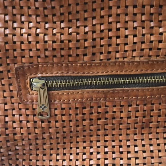 Elegant Brown Woven Handbag - Picture 11 of 15